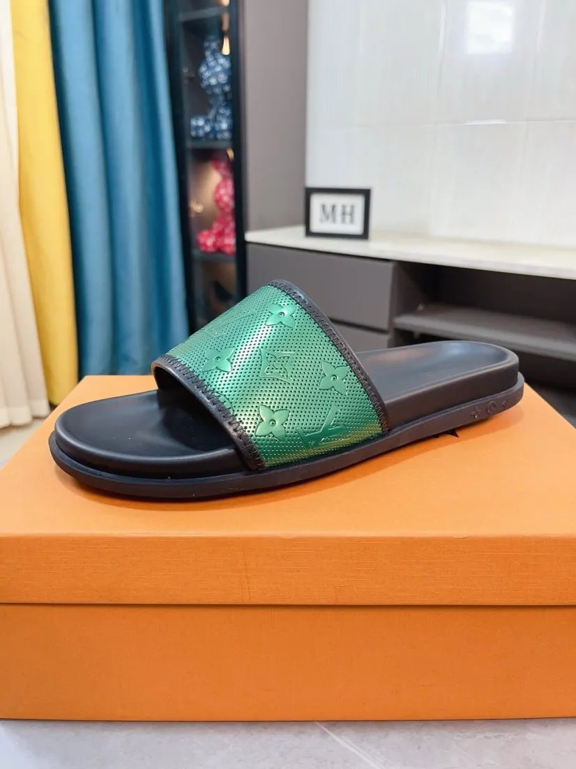 Ex-factory price 320🌹🌹 (lv-Louis Vuitton) new men's sandals, high-end boutique, exquisite embossed logo decoration on the upper, fine workmanship, super soft soles, casual, loose and comfortable, a must-have in summer! \nsize：38-44